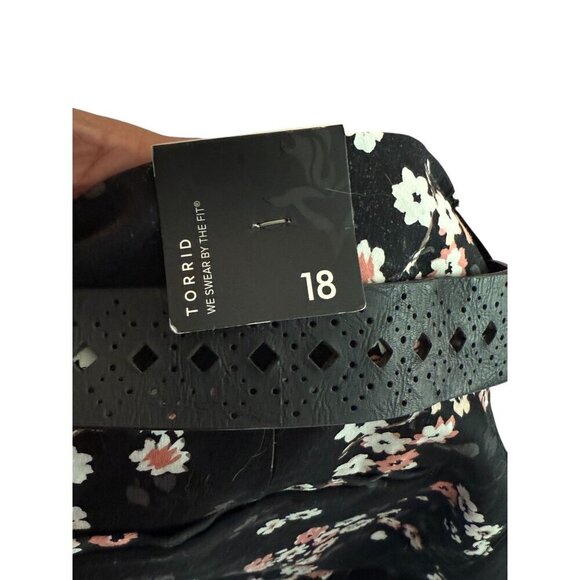 Torrid Womens Black Floral Cuffed Shorts With Perforated Belt Size 18 Cotton - Picture 4 of 6